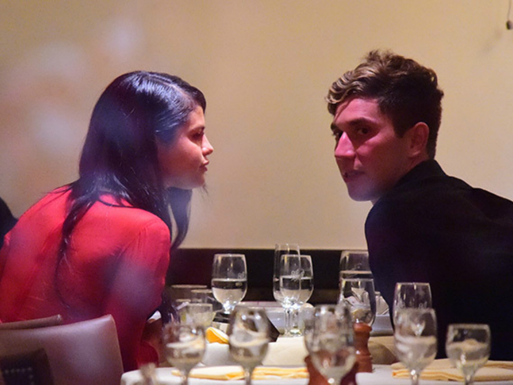 Selena trò chuyện cùng Samuel Krost trong bữa ăn - Ảnh chụp màn hình trang Splash