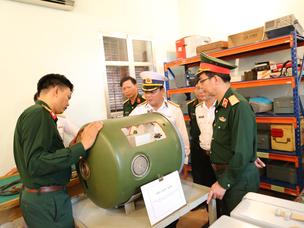 Hội đồng nghiệm thu Bộ Quốc phòng kiểm tra thủy lôi UĐM-M1do Nhà máy X28 Hải quân sản xuất - Ảnh: Duy Khánh
