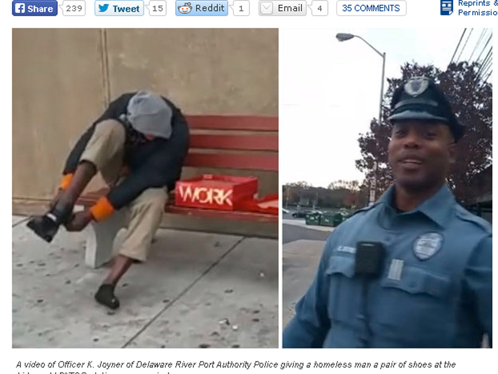 Người đàn ông vô gia cư thử đôi giày do cảnh sát Kenya Joyner mua cho - Ảnh chụp màn hình tờ Philadelphi Inquirer