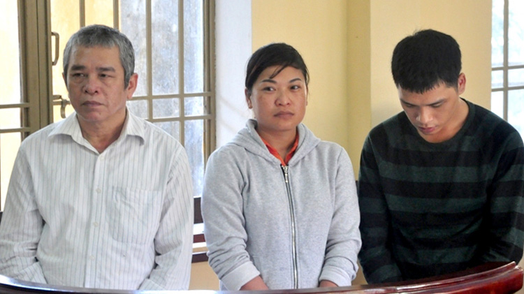 Các bị cáo Hiền, Minh, Hoàng (từ trái sang) tại phiên sơ thẩm - Ảnh: C.T.V