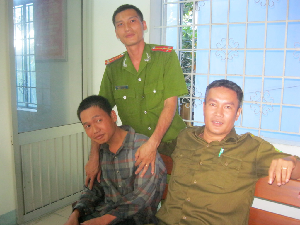 Thượng úy Đạt (đứng), người trực tiếp cứu hộ anh Hải, và anh Hải (áo ca rô) tại Đội cứu hộ cứu nạn