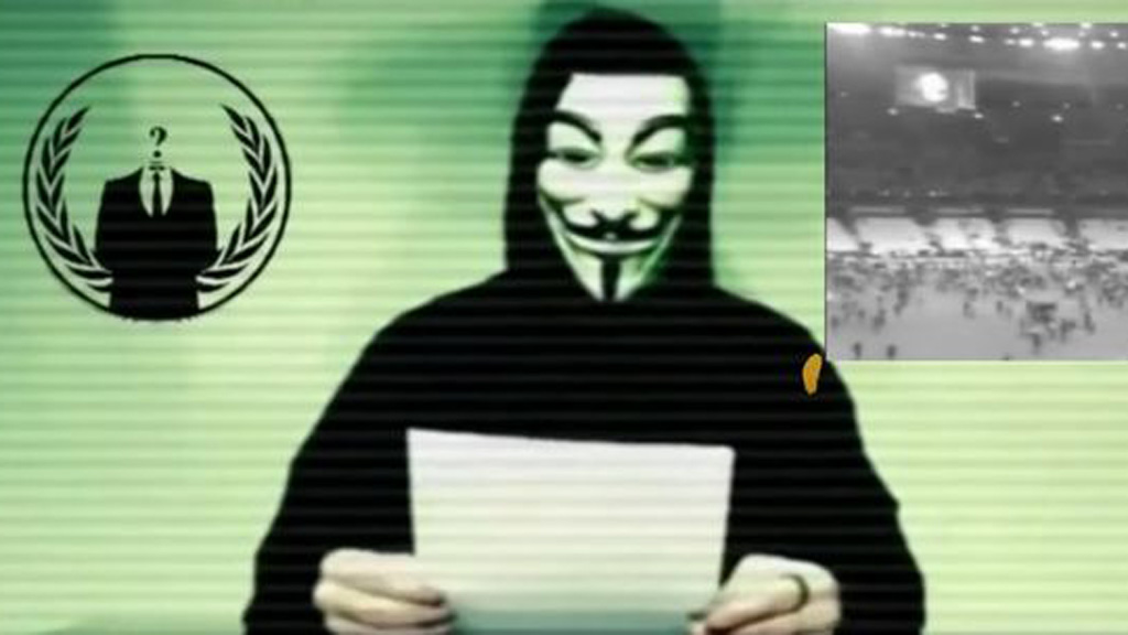 Phát ngôn viên Anonymous đọc lời tuyên chiến với IS trên YouTube - Ảnh chụp màn hình Mirror