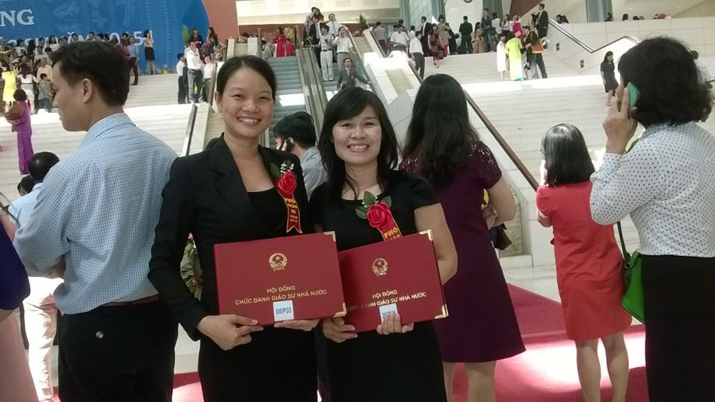 Cô Phan Thị Phượng Trang (trái) trong buổi phong PGS vừa qua