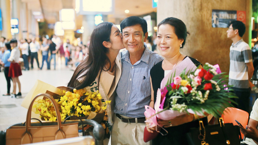 Thúy Vân ôm hôn cha mẹ sau một tháng xa nhà