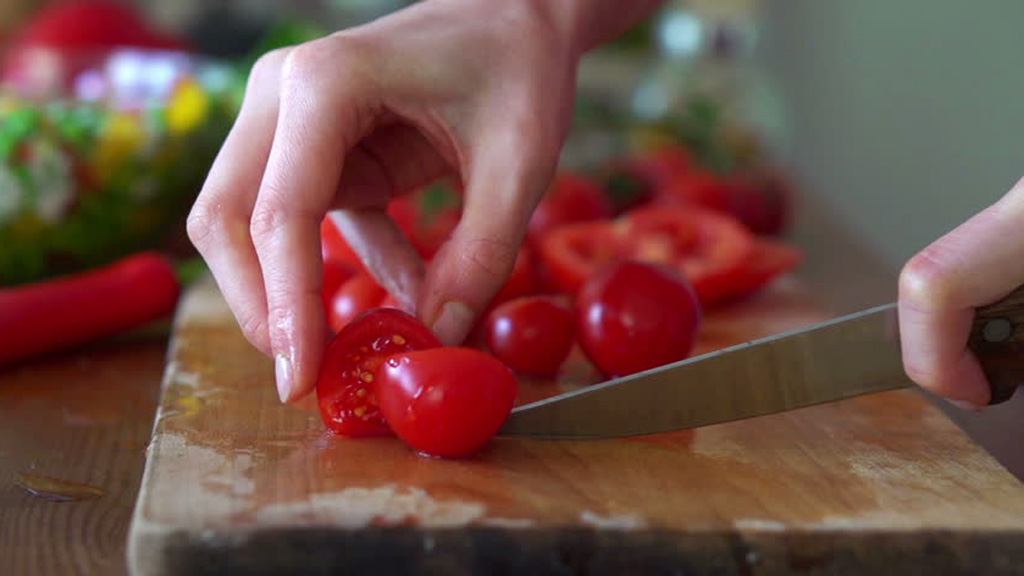 Nên rửa dao sạch trước khi gọt rau quả, đặc biệt là cà chua vì loại quả này có khả năng gây nhiễm khuẩn cao - Ảnh: Shutterstock