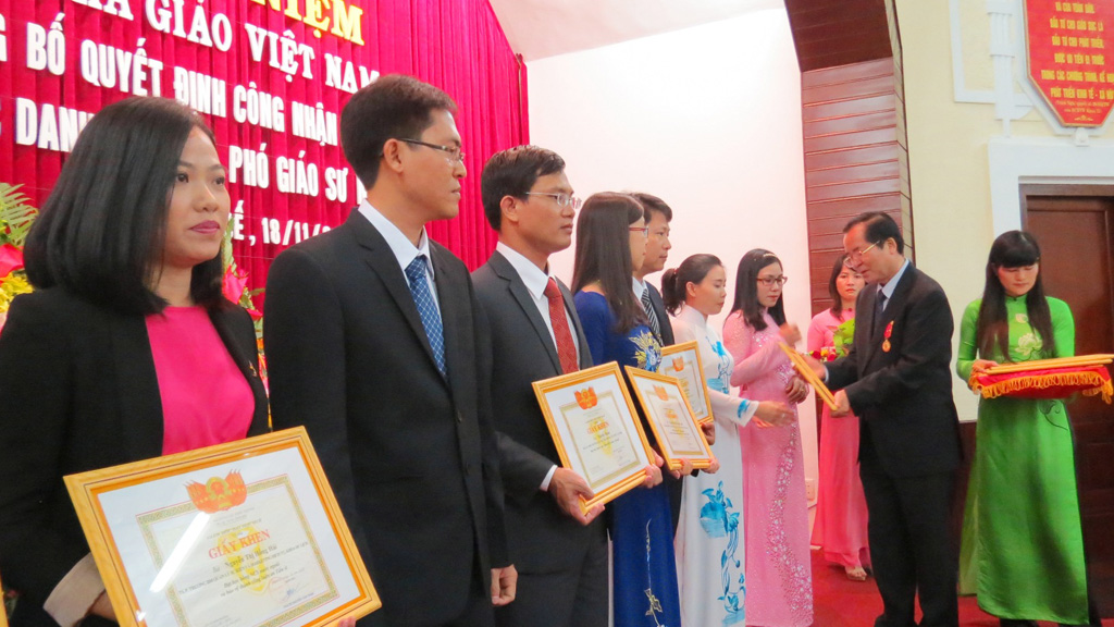  Ông Nguyễn Văn Toàn, Giám đốc ĐH Huế khen thưởng khuyến khích tài năng