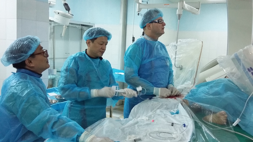 Bác sĩ Daniel Weienmann (ngoài cùng bên phải) làm việc cùng ê-kip can thiệp tim mạch của Bệnh viện đa khoa tỉnh Bình Định