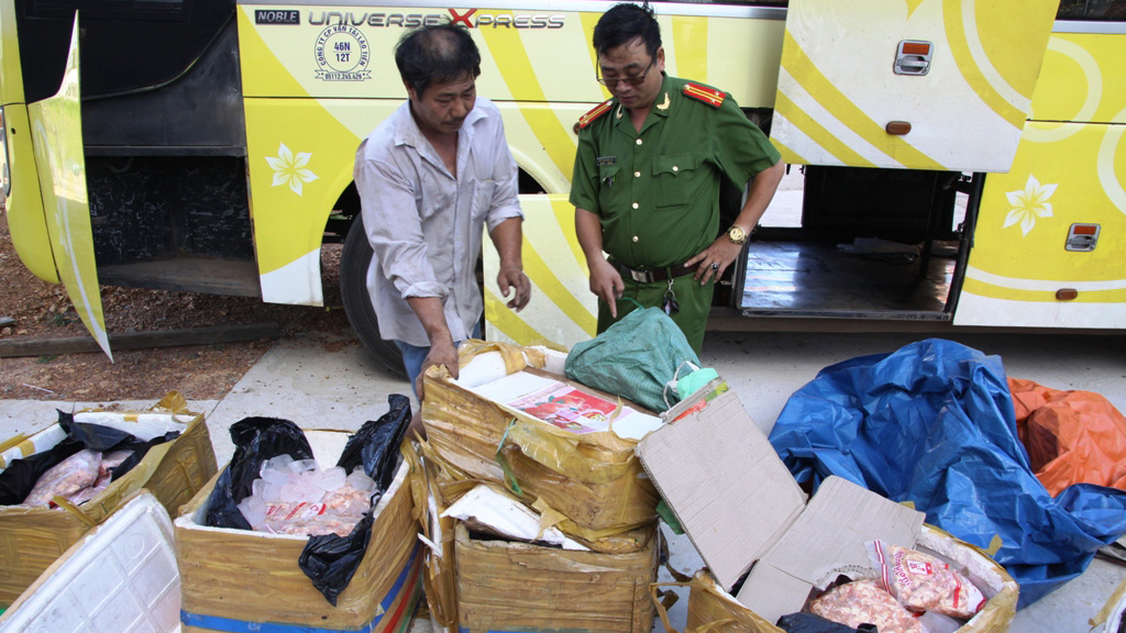 Lực lượng chức năng đang cùng nhà xe kiểm tra số hàng - Ảnh: Nguyễn Phúc