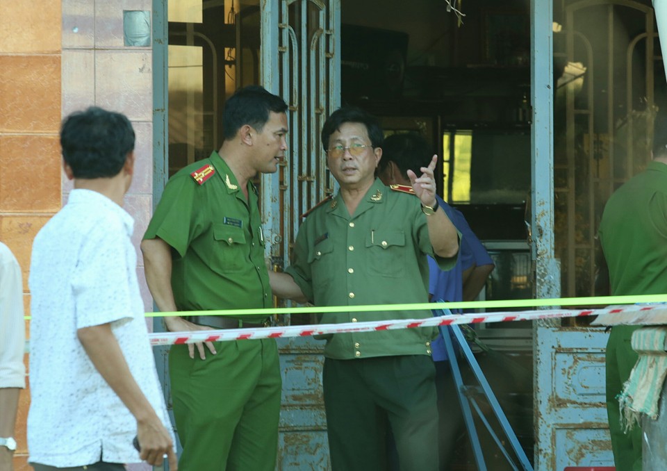 Thiếu tướng Phan Chí Thanh (phải), GĐ CA tỉnh Long An trực tiếp chỉ đạo khám nghiệm hiện trường và khám nghiệm tử thi 3 mẹ con