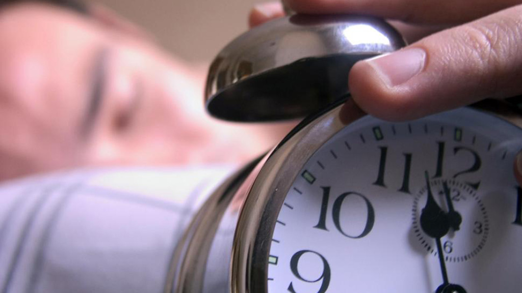 Tránh thức khuya ngủ bù cả ngày để có sức khỏe tối ưu - Ảnh: Shutterstock