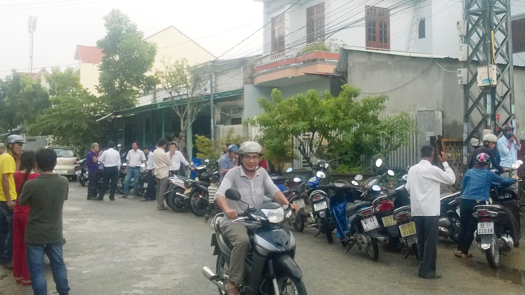 Người dân địa phương quan tâm đến trường hợp tử vong của ông Lực sau khi thi thể đưa về nhà riêng -  Ảnh: Hứa Xuyên Huỳnh