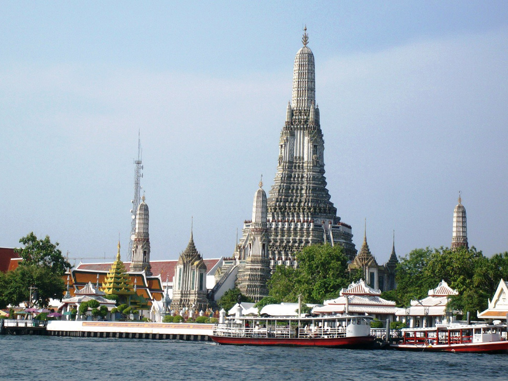 Công trình kiến trúc đặc sắc bên bờ sông Chao Phraya ở Bangkok - Ảnh: Hoa Mai