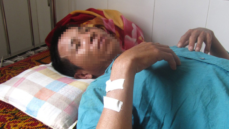 Anh Nguyễn Duy Dũng, nạn nhân trong vụ ngộ độc thực phẩm đang nằm điều trị tại Bệnh viện đa khoa huyện Kỳ Anh -Ảnh: Nguyên Dũng