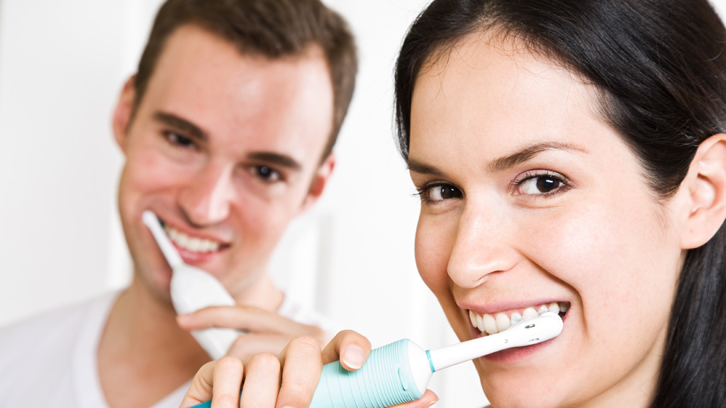 Cần đánh răng đều đặn, ít nhất 2 lần mỗi ngày để bảo vệ nướu răng - Ảnh: Shutterstock