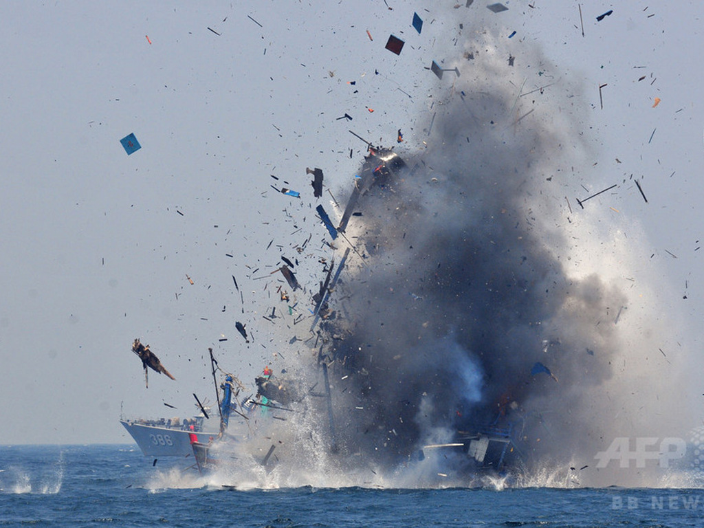 Indonesia cho nổ các tàu cá nước ngoài đánh bắt trái phép hải sản trong vùng biển nước này- Ảnh: AFP