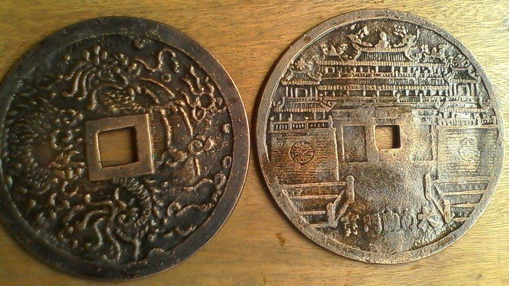 Hai đồng tiền lớn vừa được tìm thấy ở Quảng Bình - Ảnh: Diệu Hồng