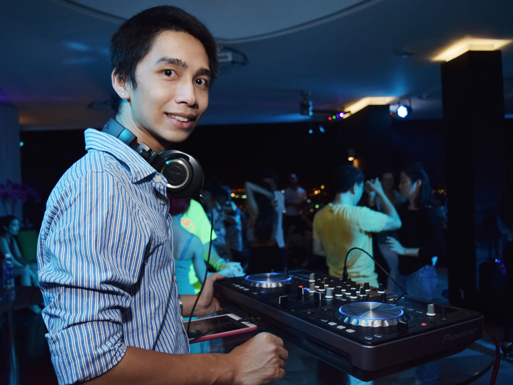 Lương Thiên Chương tại một chương trình Salsa trong vai trò DJ và nhà tổ chức
