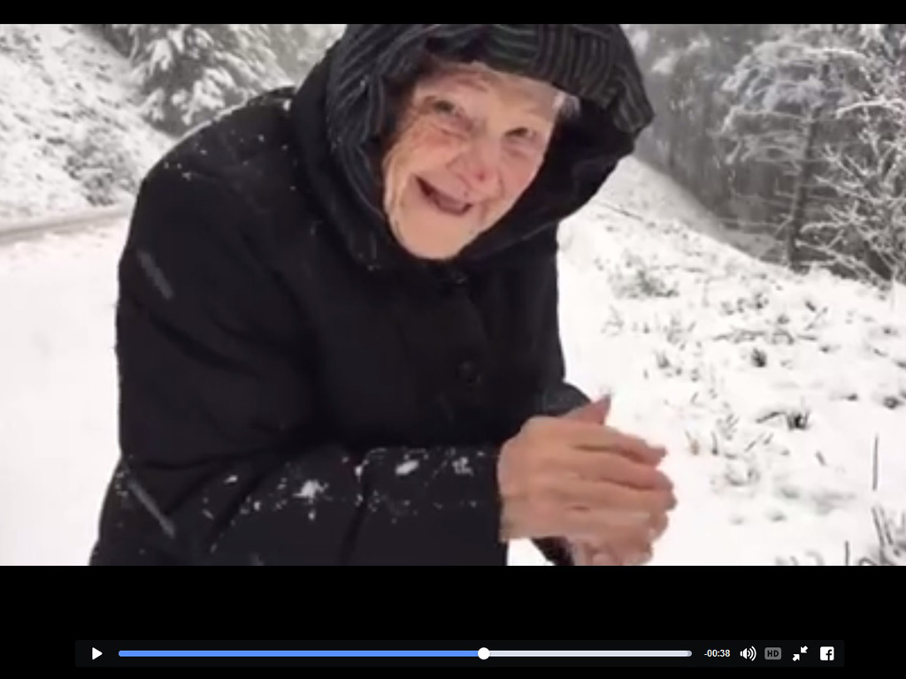 Cảnh bà cụ Canada 101 vui đùa với tuyết - Ảnh chụp lại từ clip