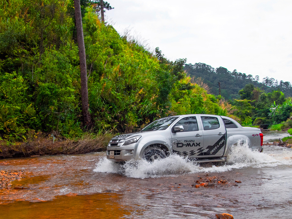 Nếu bạn phải vượt những cung đường thế này thì hệ dẫn động 4x4 là lựa chọn đúng đắn nhất