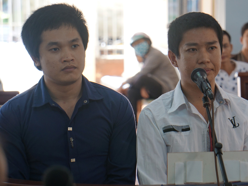 Tuấn (áo xanh) cùng Cường tại phiên tòa - Ảnh: Nguyễn Long