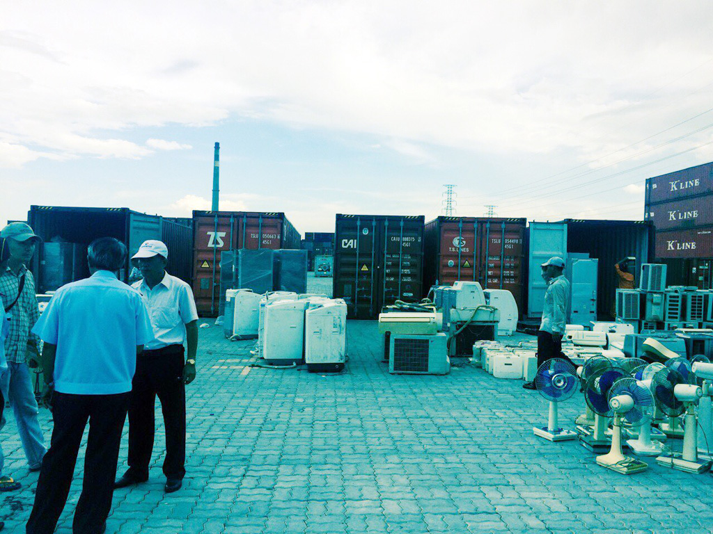 Kiểm tra hàng nhập khẩu sai phạm tại Hải quan Hiệp Phước, TP.HCM - Ảnh: Đ.Mười