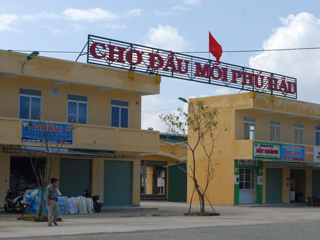 Chợ mới Phú Hậu, nơi nhiều tiểu thương không chịu di dời đến kinh doanh, buôn bán - Ảnh: Bùi Ngọc Long