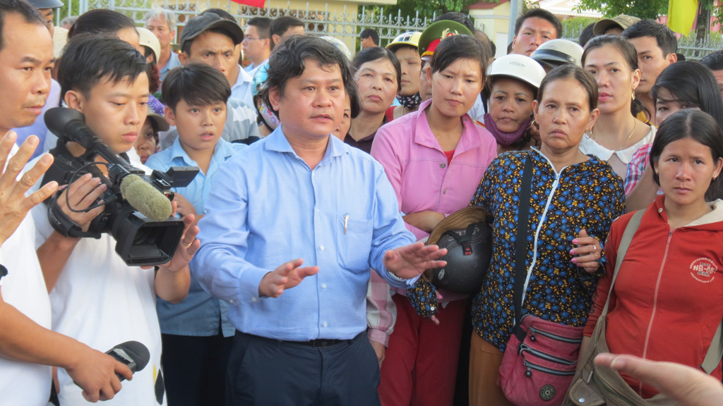 Ông Nguyễn Văn Thành, Chủ tịch UBND TP.Huế đã trực tiếp ra đường đối thoại với tiểu thương - Ảnh: B.N.L