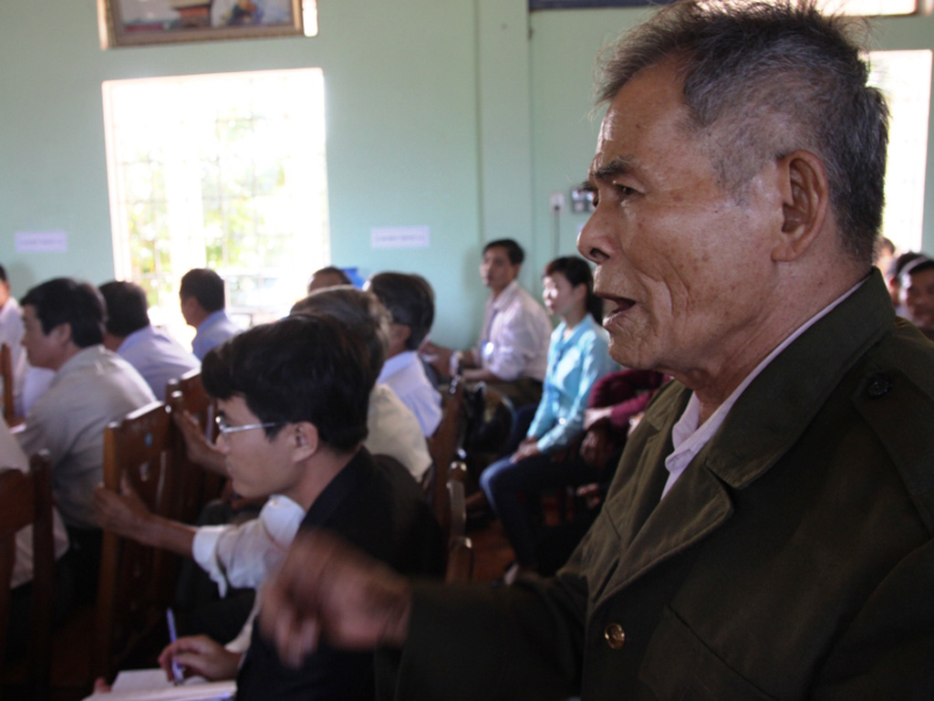 Người dân trình bày nguyện vọng với lãnh đạo tỉnh Quảng Trị