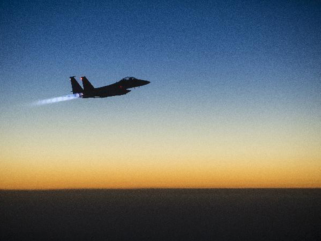 Một chiến đấu cơ F-15E của Mỹ trên bầu trời Iraq sau khi thực hiện cuộc không kích IS ở Syria - Ảnh: AFP