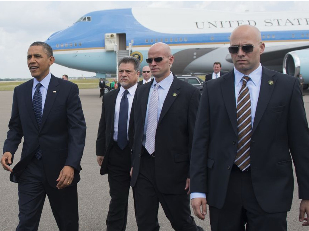 Lực lượng mật vụ tháp tùng ông Obama (bìa trái) trong một chuyến công du - Ảnh: AFP