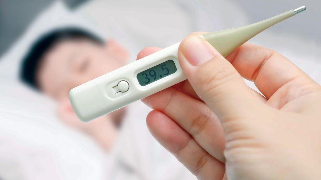 Nên sớm đưa trẻ đi khám bệnh nếu trẻ bị sốt cao liên tục - Ảnh: Shutterstock