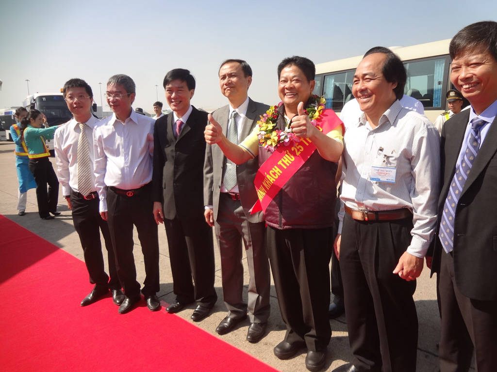 Hành khách thứ 25 triệu là ông Chen/Chenho đi trên chuyến bay VN 581 của Vietnam Airlines từ Cao Hùng về TP.HCM - Ảnh: Đ.Sơn