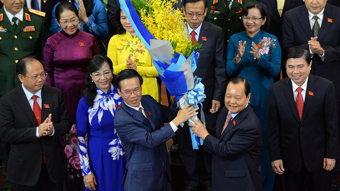 Ông Tất Thành Cang (Phó chủ tịch UBND), bà Nguyễn Thị Quyết Tâm (Chủ tịch HĐND TP), ông Võ Văn Thưởng, ông Lê Thanh Hải và ông Nguyễn Thành Phong (hàng đầu)  - Ảnh: Diệp Đức Minh