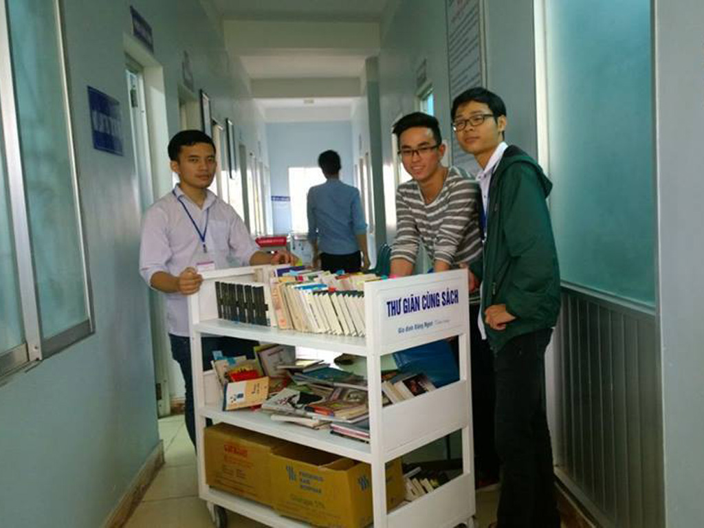 Tủ sách di động Thư giãn cùng sách của gia đình Đặng Ngọc tại khoa Ung bướu Bệnh viện Trường đại học Y Dược Huế - Ảnh do nhóm thiện nguyện cung cấp