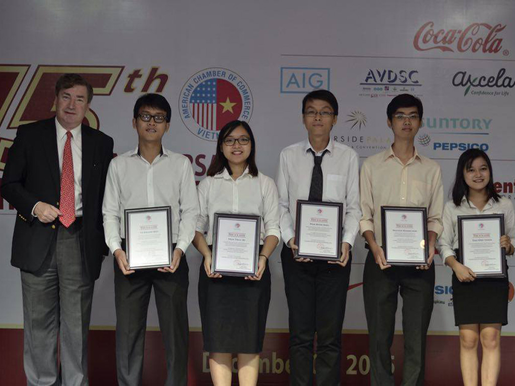 Những sinh viên xuất sắc được nhận học bổng AmCham năm 2015 tại buổi lễ - Ảnh: Lê Thanh
