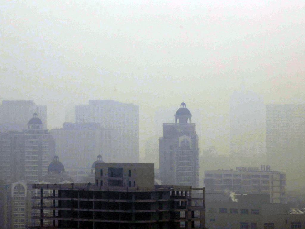 Bắc Kinh chìm trong khói mù ô nhiễm vào sáng 7.12 - Ảnh: Reuters