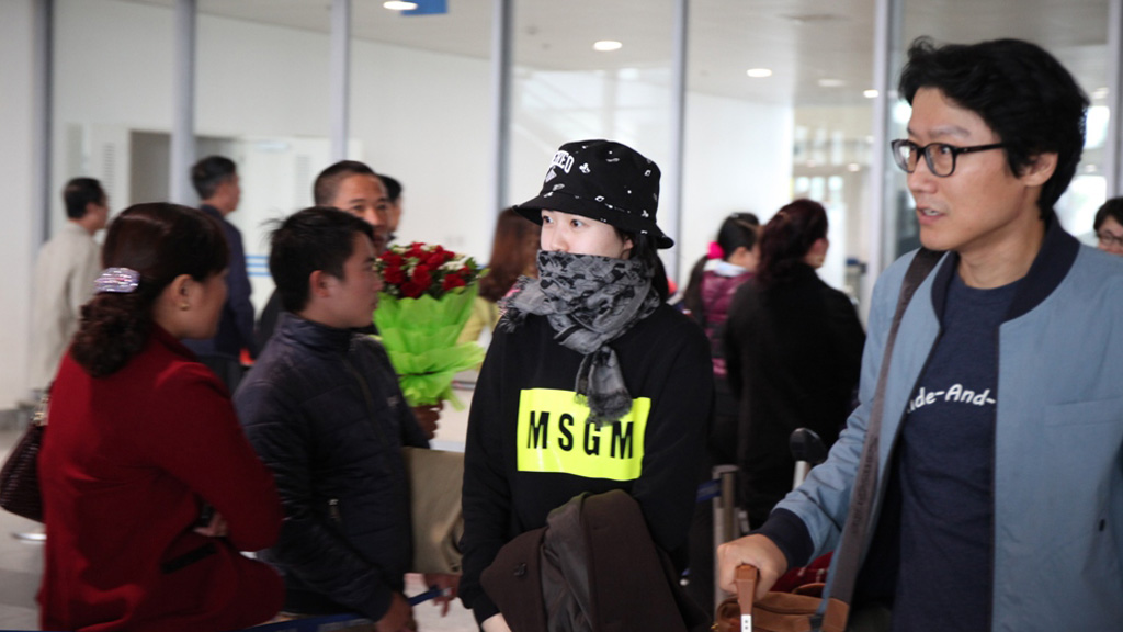 Shim Eun Kyung che kín mặt tại sân bay