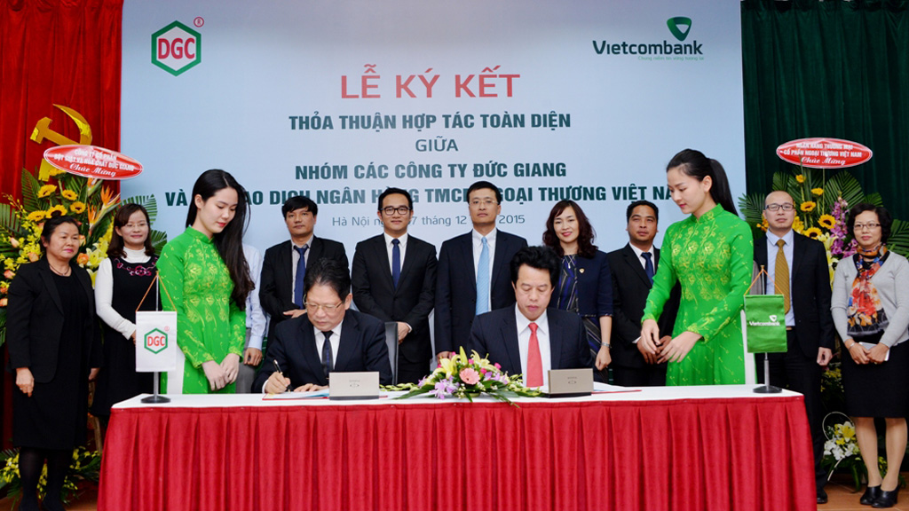  Ông Nguyễn Mỹ Hào- Giám đốc Sở giao dịch Vietcombank (hàng đầu, thứ 2 từ phải sang) ký thỏa thuận hợp tác toàn diện với nhóm Công ty Đức Giang