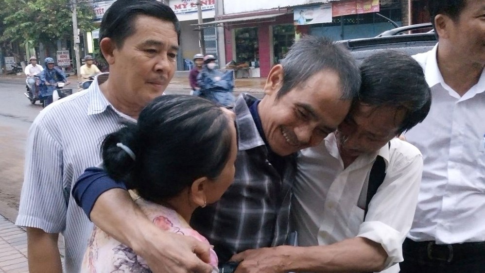 Ông Huỳnh Văn Nén (áo đậm màu, giữa) trong ngày đoàn tụ với người thân - Ảnh: Quế Hà