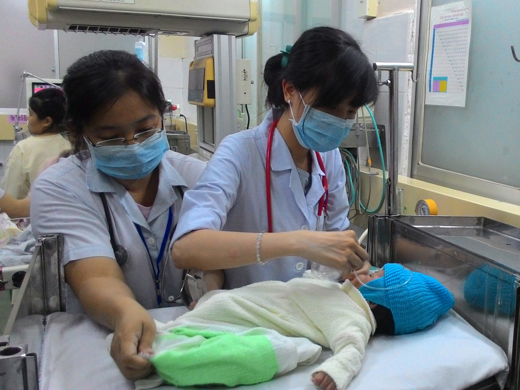 Bé sơ sinh Yên Khê được các bác sĩ Nhi đồng 1 chăm sóc tại Khoa cấp cứu BV - Ảnh: Lương Ngọc
