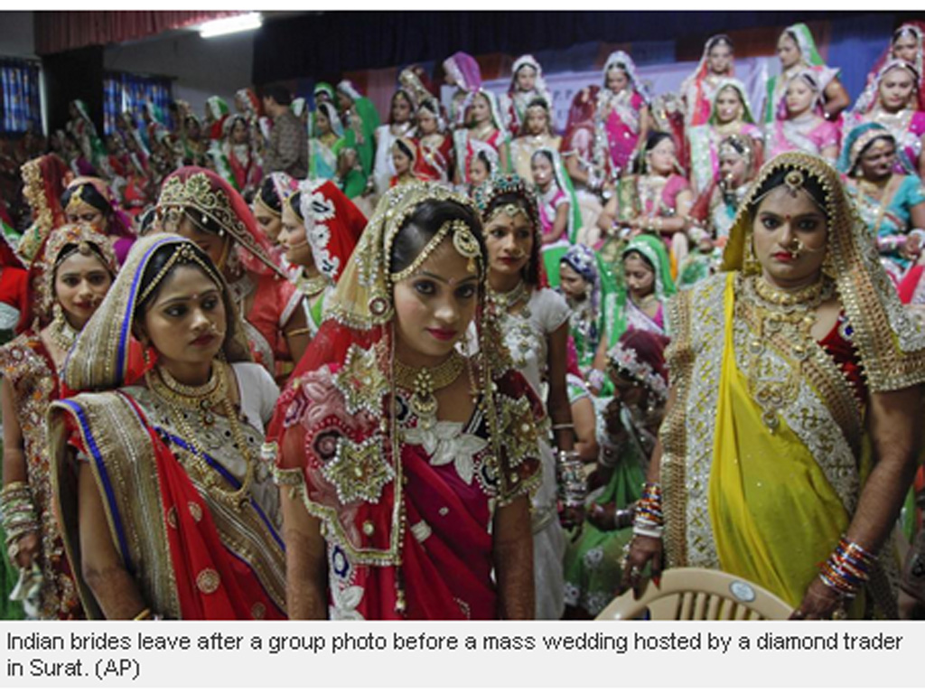 Các cô dâu chụp ảnh tập thể trước khi tiến hành lễ cưới - Ảnh chụp màn hình trang tin Emirates 247