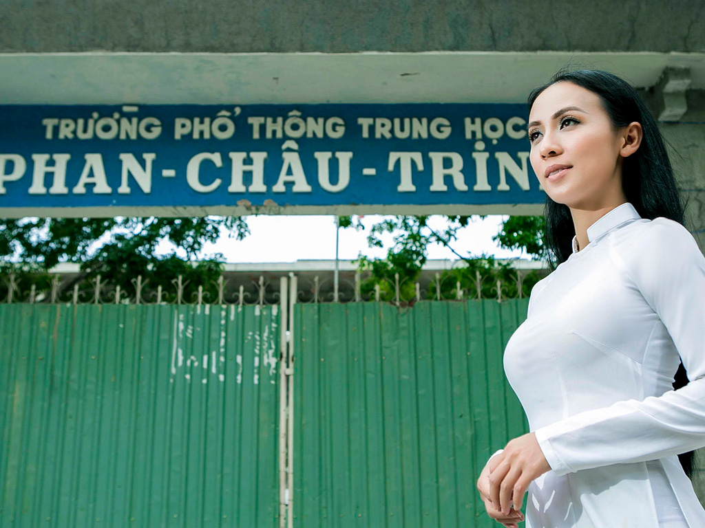 Huyền Ny thăm lại ngôi trường PTTH Phan Châu Trinh