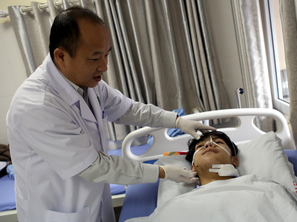 Bác sĩ CKII Nguyễn Mạnh Hà kiểm tra sức khỏe cho bệnh nhân sau ghép xương hàm dưới - Ảnh: Ngọc Thắng