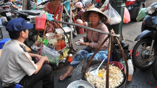 Hàng quán di động tràn lan khắp đường phố Sài Gòn - Ảnh: Diệp Đức Minh