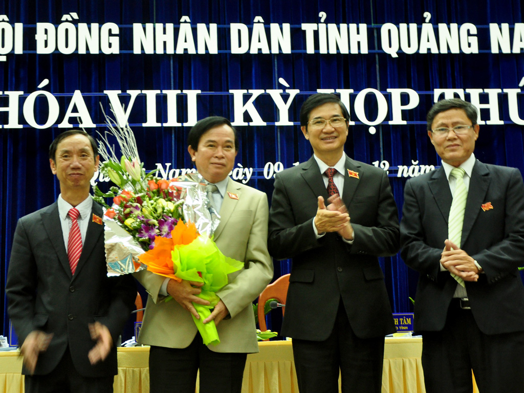 Ông Võ Hồng (bìa trái) được bầu giữ chức Phó chủ tịch HĐND tỉnh - Ảnh: Hứa Xuyên Huỳnh