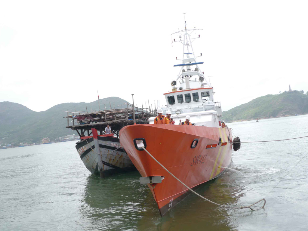 Tàu SAR 412 lai dắt tàu cá gặp nạn vào bờ - Ảnh minh họa: Hoàng Trọng