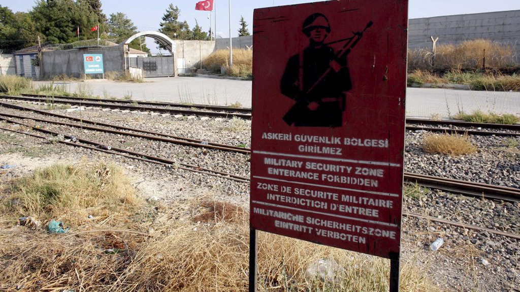 Biển báo quân sự của Thổ Nhĩ Kỳ tại Karkamis thuộc tỉnh Gaziantep, nơi tiếp giáp thị trấn Jarablus do IS kiểm soát ở Syria - Ảnh: Reuters