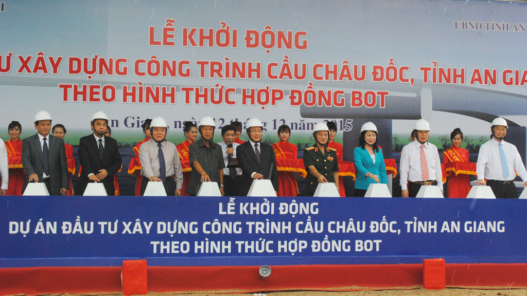 Phó thủ tướng Phạm Bình Minh, đại diện Bộ GTVT, UBND tỉnh An Giang nhấn nút khởi động dự án - Ảnh: Thanh Dũng