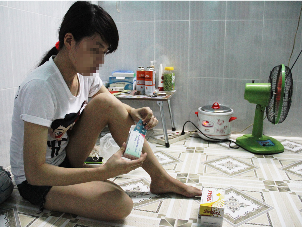 Chị T. một nữ công nhân bị đâm kim tiêm vào tay phải uống thuốc phơi nhiễm HIV - Ảnh: Công Nguyên