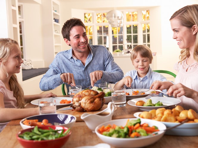 Những người ăn trung bình mỗi tuần từ 11-14 bữa ăn tự chế biến tại nhà có nguy cơ phát triển bệnh tiểu đường thấp hơn so với những người hay ăn hàng quán - Ảnh minh họa: Shutterstock